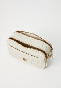Witte, reliëf lederen tas met gouden ritsen, dubbele compartimenten en een decoratieve hardware accent aan de voorkant. Gladde textuur.