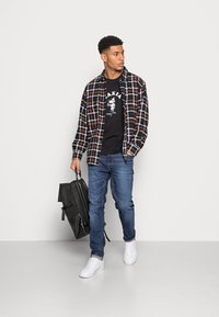 Makia MAKIA X MAURI KUNNAS SEADOG - T-shirt estampada - black