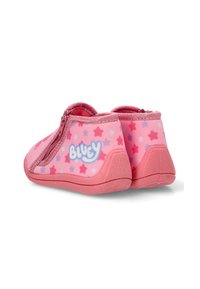 Zapatos infantiles rosas con parte superior de tela suave que presentan un patrón de estrellas multicolores, un zipper lateral y suelas de goma. Con el logo de "Bluey" como acento.