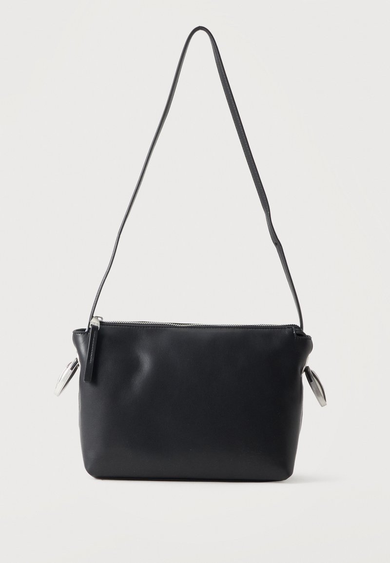 Sac à bandoulière rectangulaire en cuir noir avec une fine sangle réglable et des tirettes de fermeture éclair argentées des deux côtés.