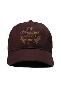 Bordeaux-rote Baseballmütze mit einem gestickten goldenen Logo, das "The Prohibited Social Club BERLIN" zeigt, und dekorativen Pferdegrafiken.