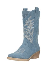 Bota vaquera de denim azul con diseño bordado de hojas, puntera puntiaguda y tacón cuadrado de color marrón claro. Presenta tiradores en la parte superior para facilitar su uso.