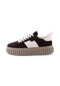 Bruine suède sneaker met witte leren accenten, ronde neus, dikke rubberen zool en contrasterende textuurdetails op de zool. Witte veters.