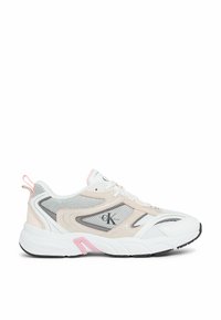 Bijela i ružičasta atletska obuća s mrežastim i sintetičkim gornjištem, koja ima zaobljen vrh i gumeni potplat, ukrašena srebrom i logotipom.