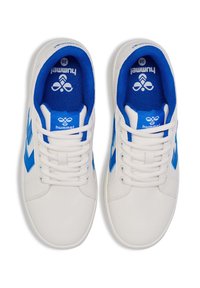 Weiße Sneaker mit blauen Akzenten, ausgestattet mit einem glatten Lederoberteil, runder Zehenpartie, flachen Schnürsenkeln und kontrastierendem Logo an der Zunge und der Seite.