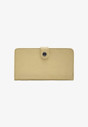 Portefeuille rectangulaire en cuir beige avec coins arrondis, bords surpiqués et une languette de fermeture à bouton-pression à l'avant.