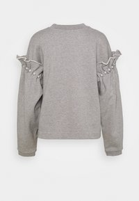 Sudadera gris de manga larga con cortes en los hombros con volantes y detalles en botones de perlas, mostrada desde atrás sobre un fondo blanco.