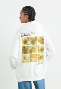 YOURTURN UNISEX - Pulover s kapuco - white