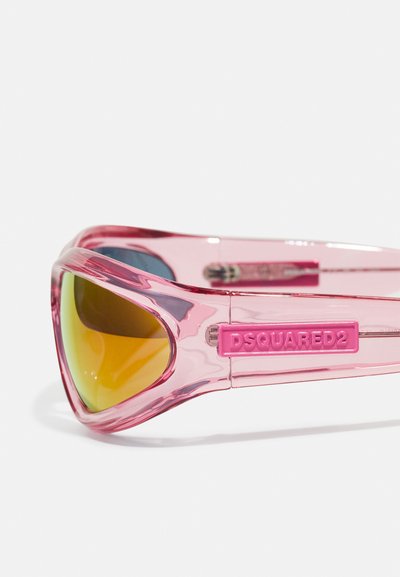 Rózsaszín, áttetsző napszemüveg sárgás árnyalatú lencsékkel. Merész dizájnelemekkel rendelkezik, és a "DSQUARED2" logo a szárán található.