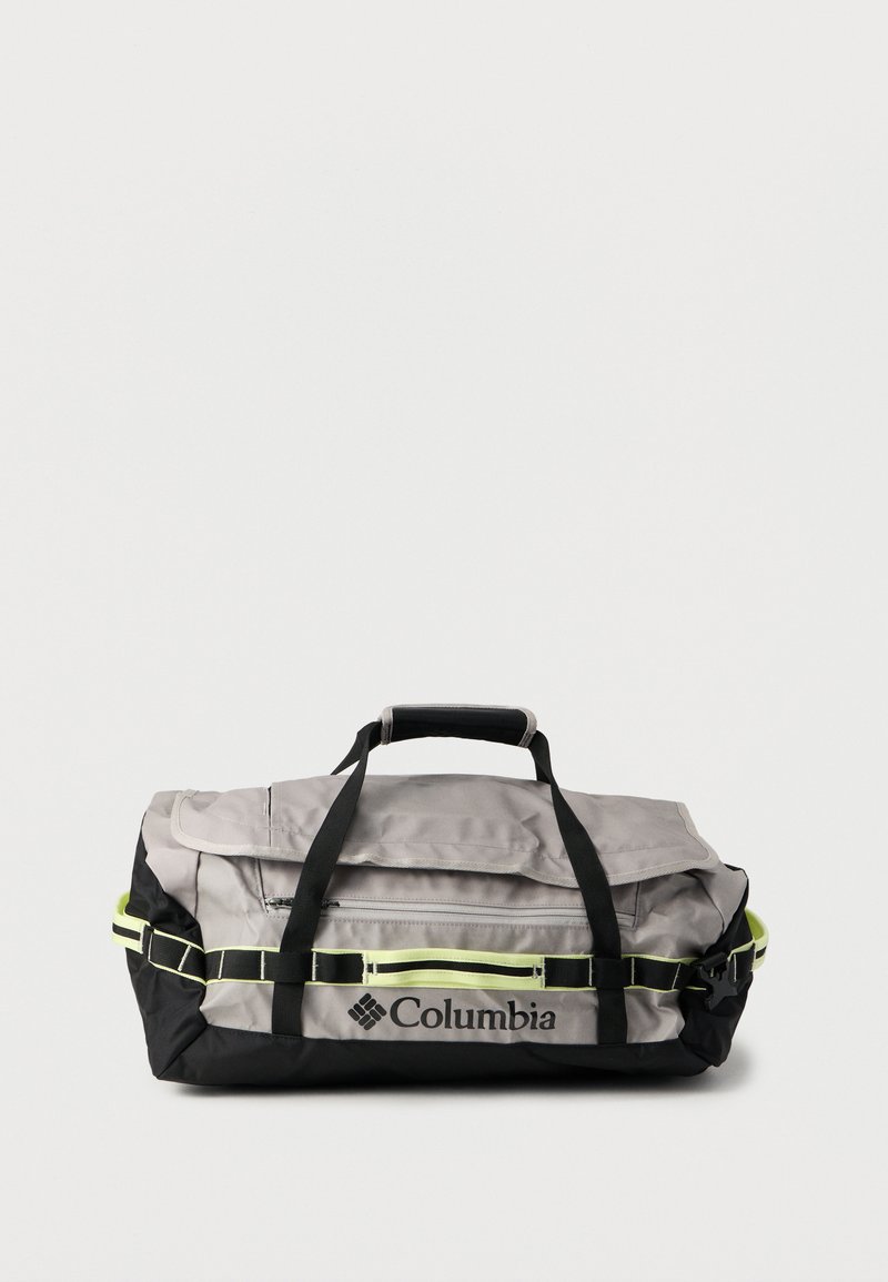 Γκρι και μαύρη τσάντα duffel με μαύρα λουριά και επάνω λαβή. Διαθέτει μπροστινή τσέπη με φερμουάρ και πράσινες φωτεινές λεπτομέρειες. Το λογότυπο της Columbia εμφανίζεται έντονα.