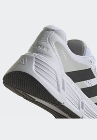 adidas Performance QUESTAR 2 - Katujuoksukengät - cloud white/core black/grey one