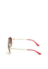 Gafas de sol con lentes marrones degradados, montura de metal dorado y brazos de plata texturizada. Puntas rojas en los brazos de las patillas para un detalle adicional.