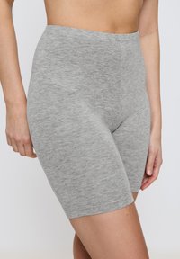 Grijze katoenen shorts van een katoenmix met een zachte textuur, van gemiddelde dijlengte en een elastische tailleband. Heeft een eenvoudig ontwerp zonder patronen.