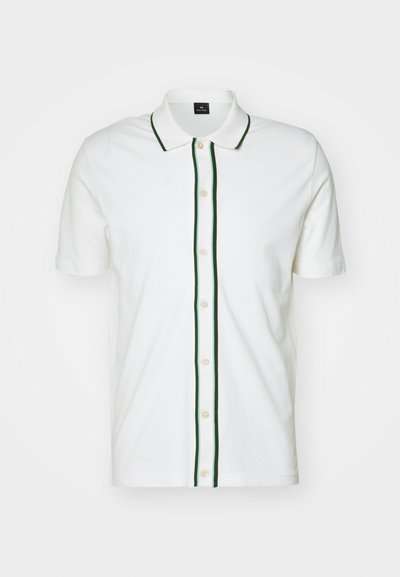 Weißes Poloshirt mit kurzen Ärmeln, grüner Besatz am Kragen und der Knopfleiste sowie cremefarbenen Knöpfen, hergestellt aus einem glatten Stoff.