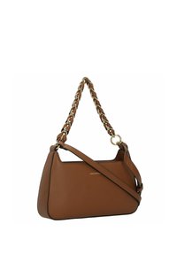 Bolso de mano de cuero marrón con acabado texturizado; cuenta con una correa de cadena trenzada y una correa de hombro desmontable, adornados con herrajes dorados.