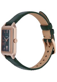 Montre rectangulaire Fossil avec un bracelet en cuir vert, boîtier en rose gold, cadran noir, chiffres romains et détails en relief sur le cadran.