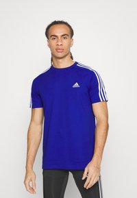 adidas Sportswear ESSENTIALS SINGLE 3-STRIPES - Apdrukāts T-krekls - semi lucid blue/white