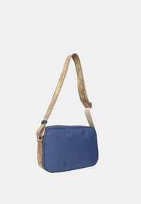Borsa rettangolare blu con superficie liscia, dotata di una tracolla beige a fantasia e chiusura con zip.