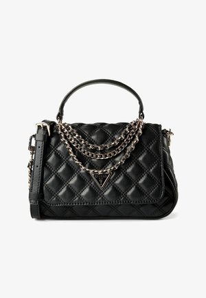 Zwarte doorgestikte handtas van kunstleer met kettingaccenten en een driehoekig logo. Heeft een gestructureerde vorm met een afneembare schouderriem.