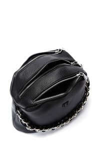 Borsa a mano in pelle nera con tre scomparti con zip e una tracolla in catena argentata. Presenta un materiale texturizzato e una forma arrotondata.