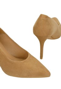 Hoge hakken van beige suède met puntige neus en smalle stilettohakken, zij- en achterkant zichtbaar tegen een witte achtergrond.