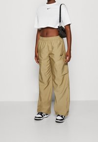 Nike Sportswear Träningsbyxor - olive