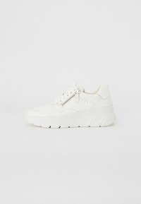 Baskets blanches avec une semelle plateforme épaisse, surface texturée, fermeture à lacets à l'avant et zip latéral. Détail perforé sur la partie supérieure.