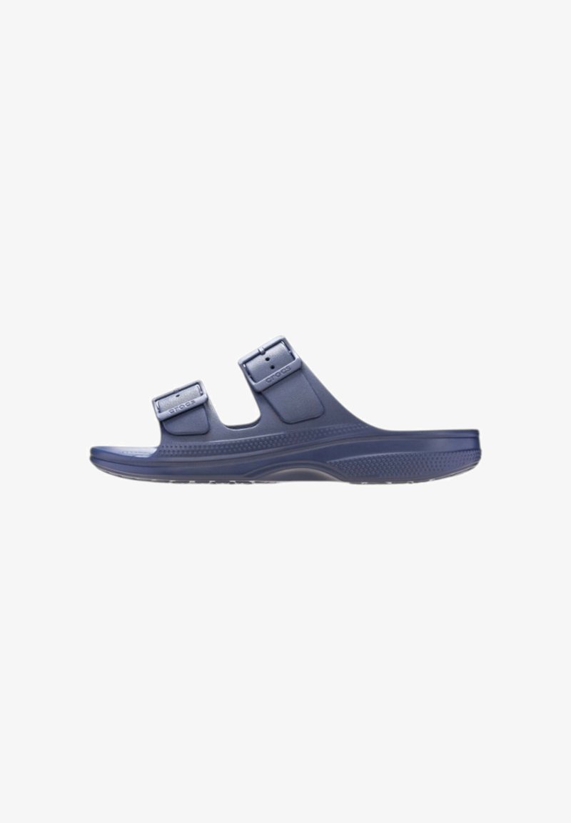 Sandale bleu marine à enfiler avec deux brides réglables à boucle et semelle texturée, conçue pour un port décontracté.