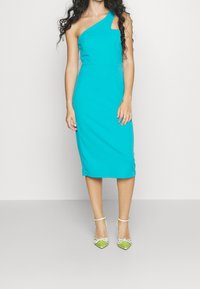Une robe midi ajustée, à une épaule, en tissu turquoise vif. La robe présente un design épuré, avec une texture lisse et sans motifs visibles.