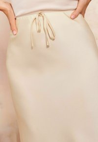 Friends Like These WITH TIE WAIST REGULAR FIT
 - Maksiseelik - cream