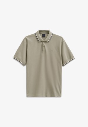 Polo di colore oliva chiaro con maniche corte, colletto tradizionale, patta con tre bottoni e righe bianche e nere a contrasto su colletto e maniche.