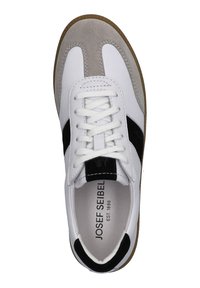 Weißer Sneaker mit einem Obermaterial aus glattem Leder, grauen Wildleder-Akzenten, schwarzem Streifen und strukturiertem Gummisohle. Die Schnürsenkel sind weiß für einen sicheren Halt.