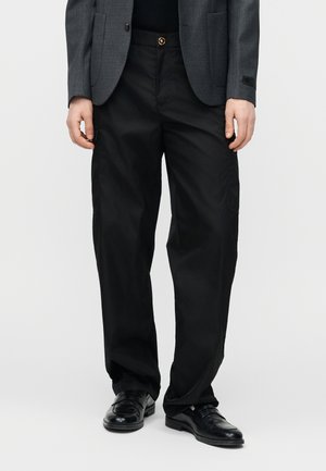 - Spodnie materiałowe