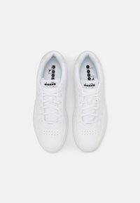 Witte sport sneakers met een gladde leren bovenkant, geperforeerde details op de neus en platte veters. Logo op de tong en zolen.