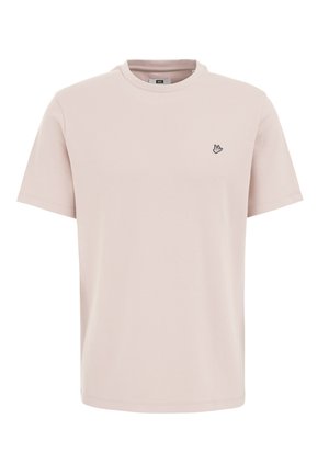 Camiseta de algodón rosa claro con cuello redondo. Presenta un pequeño logo de un pájaro negro en la parte izquierda del pecho. Manga corta y corte regular.