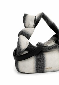 Texturiert Tasche aus schwarz- und grau gemustertem Stoff mit einem gedrehten Griff; verfügt über einen schwarzen Riemen und ein goldenes Logo-Detail.