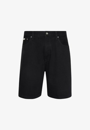 Shorts en denim noir avec bouton et fermeture éclair à l'avant, passants pour ceinture, poches latérales et poche montre, présentés sur fond blanc.