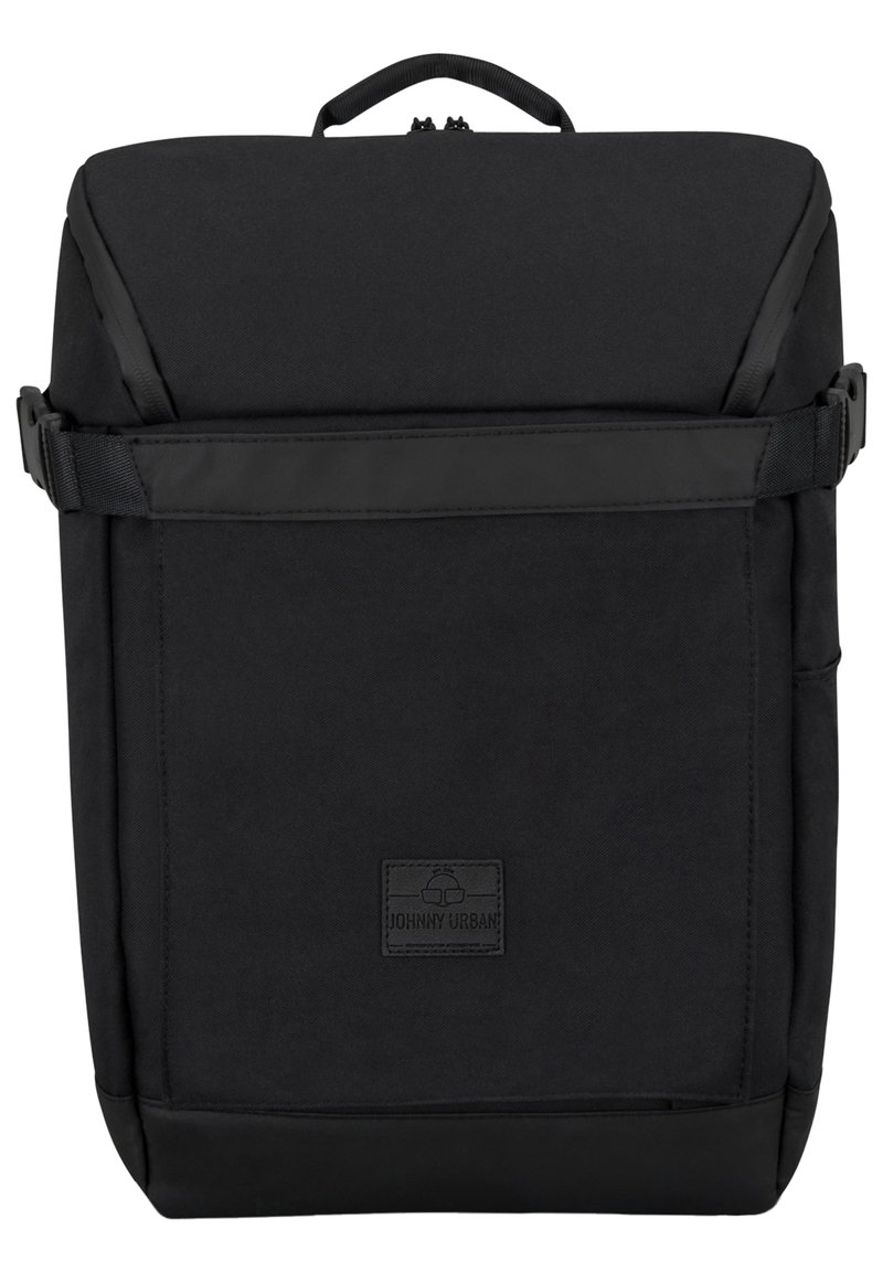 Fekete hátizsák téglalap alakú, puha anyagból, hajtogatott fedéllel, elülső zsebbel és logóval. Állítható pántokkal és hordozófüllel rendelkezik.