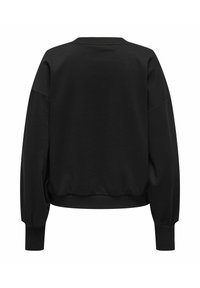 Svart genser med avslappet passform, vide ermer, ribbestrikkede mansjetter og nederkant. Laget av mykt stoff uten synlige mønstre eller grafikk.