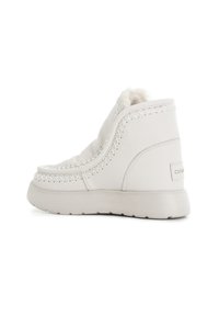 Zapatillas altas de piel blanca con superficie texturizada, costuras decorativas, forro de piel suave y suela de goma ligera. La parte trasera presenta el logo.