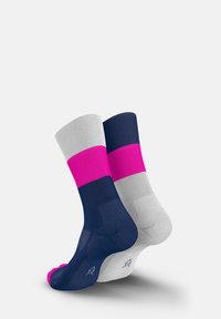 Marinefarbene und weiße Socken mit einem breiten pinken Band in der Mitte der Wade. Der Stoff ist glatt und hat verstärkte Zehen- und Fersenbereiche. Features ein Logo.