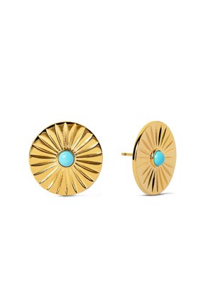 Boucles d'oreilles clous rondes en or avec motif soleil et petite pierre turquoise centrale sur fond blanc.