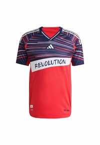 Crvena i tamnoplava sportska dres s horizontalnim prugama, dizajnom u obliku slova V, i natpisom "REVOLUCIJA" ispisanim preko grudi. Sadrži Adidas logo.