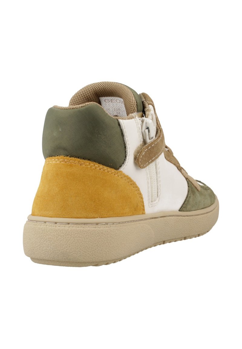 Basket haute en suède/cuir blanc, vert, marron et jaune. Caractéristiques d'une semelle texturée et d'une fermeture éclair sur le côté.