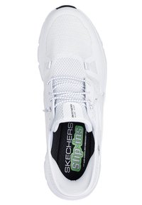 Bílé sportovní boty Skechers s průsvitným svrškem, tkaničkami a černou stélkou označenou "Slip-ins" a "Air-cooled memory foam", z pohledu shora.