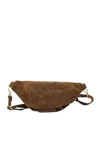 Sac à épaule en suède marron avec une forme incurvée, rabat repliable et bandoulière réglable. Présente des accents en métal doré.