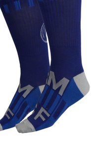 Chaussettes de sport bleues avec un motif rayé, talon renforcé et lettres grises audacieuses sur le pied. Texture lisse avec un motif tricoté respirant.