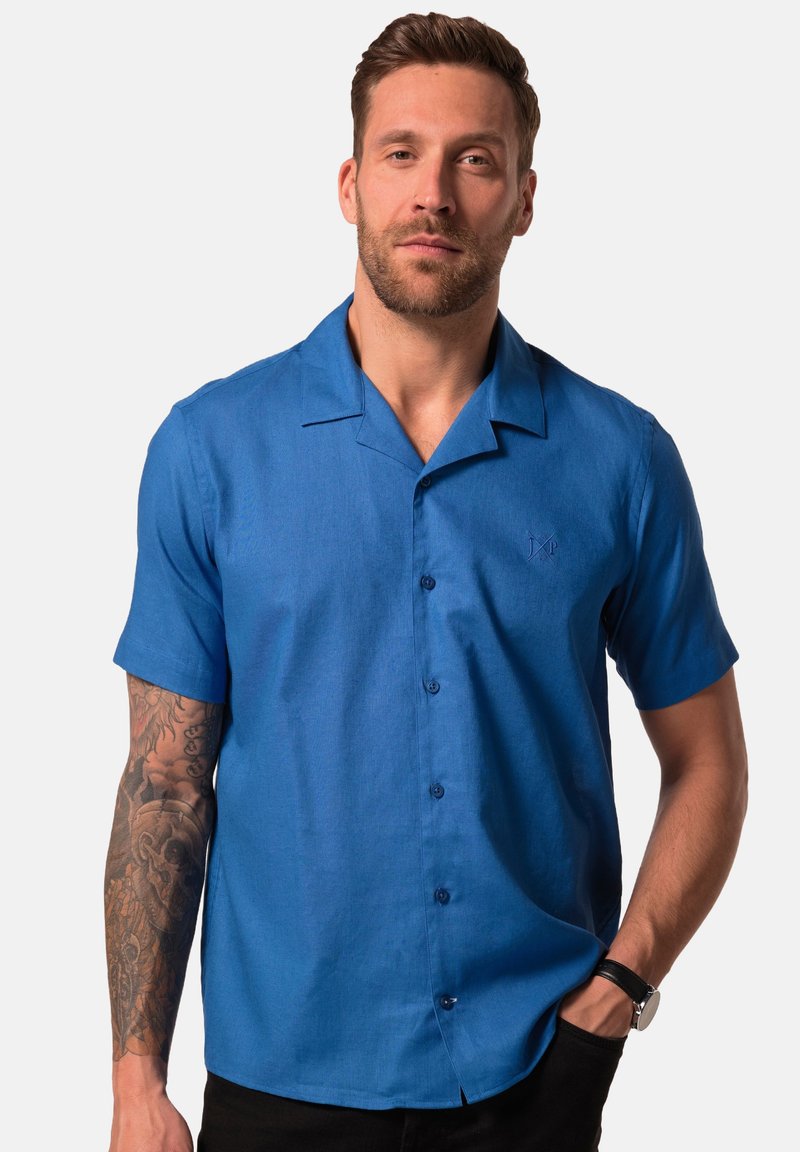 Camicia button-up blu a maniche corte realizzata in un tessuto con una texture liscia; presenta un colletto, bottoni sul davanti e un logo discreto.