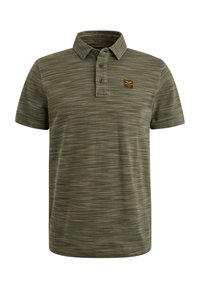 Polo vert olive en tissu texturé. Comprend une patte de boutonnage à trois boutons et un petit patch de la marque sur la poitrine. Manches courtes.
