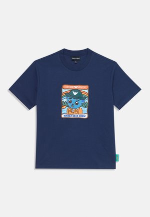 Marineblaue Baumwoll-T-Shirt mit einem grafischen Druck eines Cartoonbären, der einen grünen Hut trägt, betitelt "Manga Bear Crew", zentriert auf der Vorderseite.